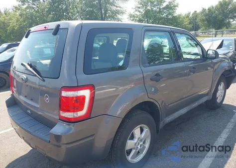 2010 Ford Escape Xls z USA, uszkodzony, nr VIN 1FMCU0C71AKA70697